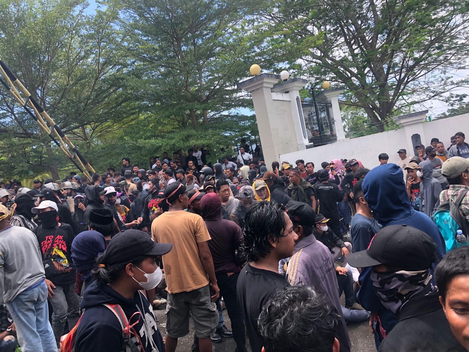 Bertahan 12 Jam di Kantor Gubernur: Warga Kalukku, Karossa, dan Silaja’ Menuntut Dicabutnya Izin Tambang Perampas Ruang Hidup