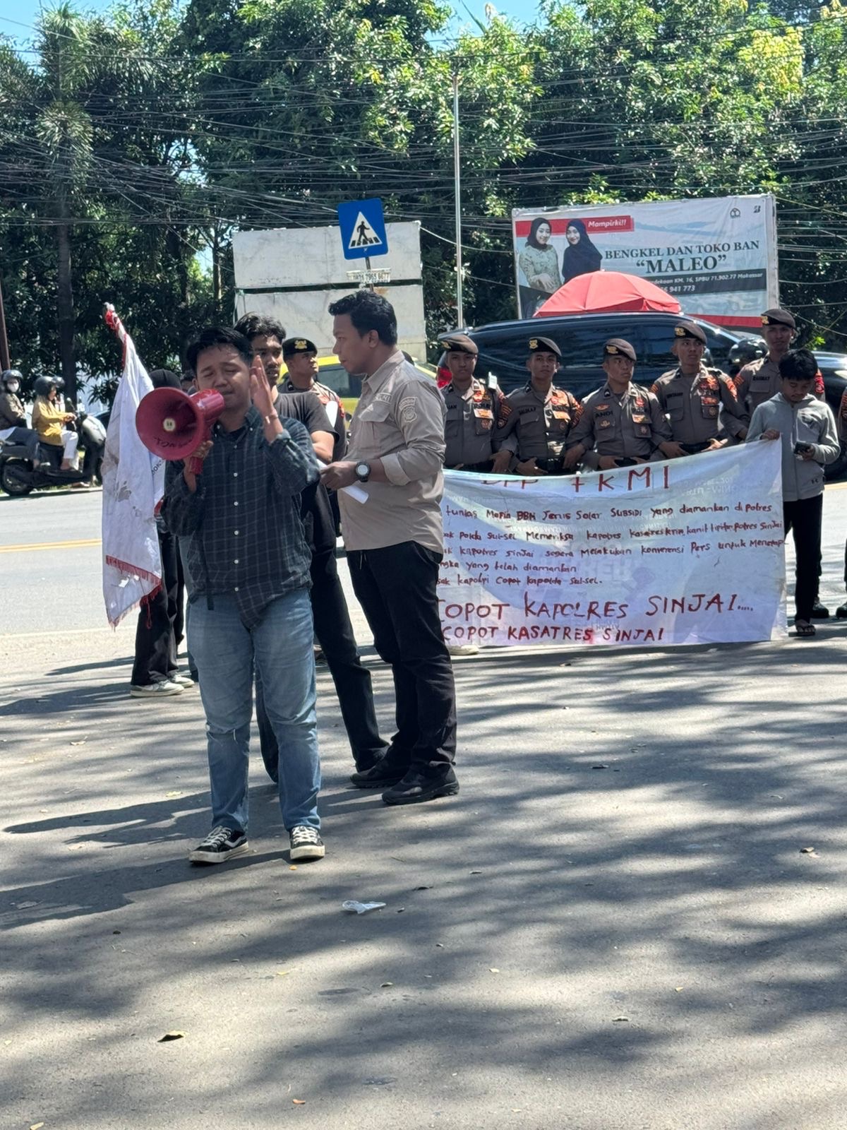 DPP FKMI LAKUKAN AKSI JILID 3 MINTA PELAKU PENYELUNDUPAN BBM SEGERA DITANGKAP